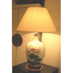 Vacker lampa m. lotusmotiv - Porslinslampa m. lotusblom